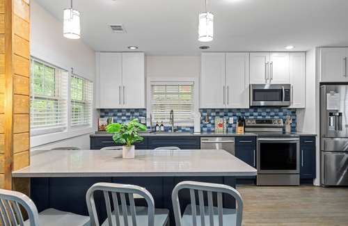Atlanta Casa | Forest's Edge Hideaway - sleeps 16+, Mercedez Benz stadium, Aquarium, Six Flags