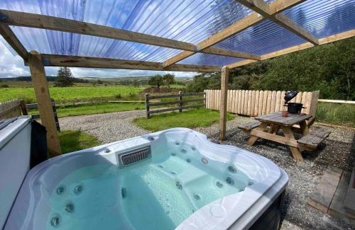 Coleraine Casa | Forest View Cottage - Private Hot Tub