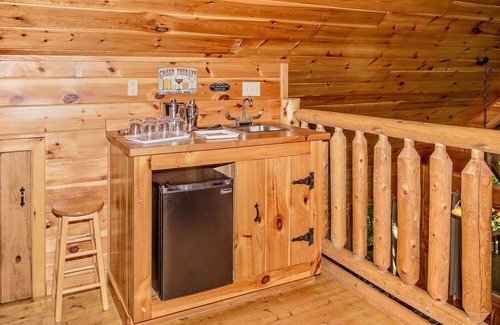 Caton Cabina | Forest View Hideaway: aislado, excelentes servicios, jacuzzi, sala de juegos, cerca de todas las atracciones.