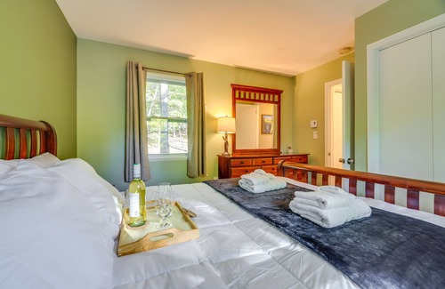 East Stroudsburg Cabina | Forest-View Poconos Cabin with Hot Tub!