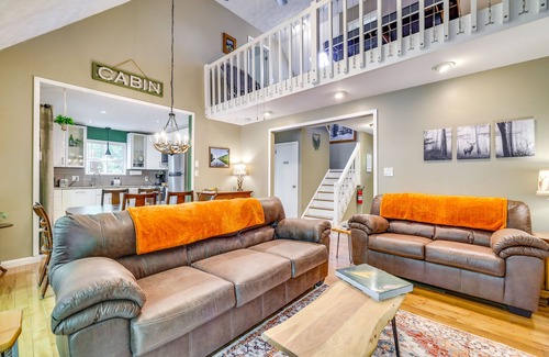 East Stroudsburg Cabina | Forest-View Poconos Cabin with Hot Tub!