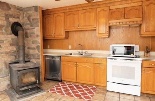 Jeffersonville Casa | Forget your worries in this spacious and serene space