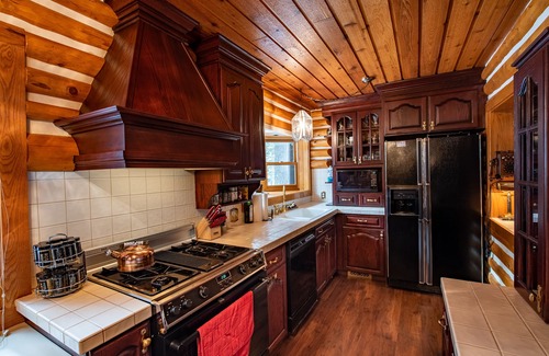 Mayfield Cabina | 🦌 Forks River Lodge – Private Boardman Riverfront | Game Room | Pet-Friendly