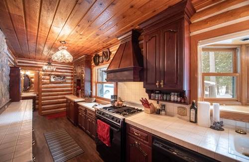 Mayfield Cabina | 🦌 Forks River Lodge – Private Boardman Riverfront | Game Room | Pet-Friendly