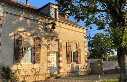 Saint-Cyr-les-Colons Casa | Former hamlet school, house with 500m2 enclosed grounds and swimming pool.