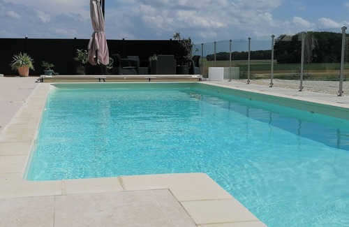 Saint-Cyr-les-Colons Casa | Former hamlet school, house with 500m2 enclosed grounds and swimming pool.