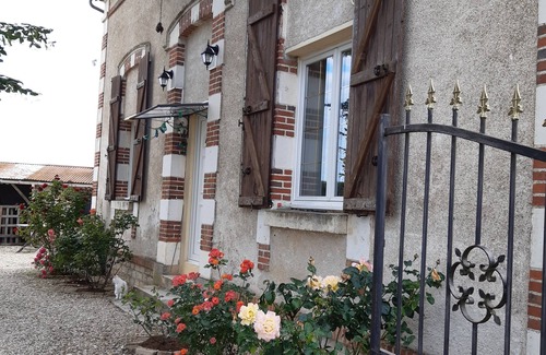 Saint-Cyr-les-Colons Casa | Former hamlet school, house with 500m2 enclosed grounds and swimming pool.