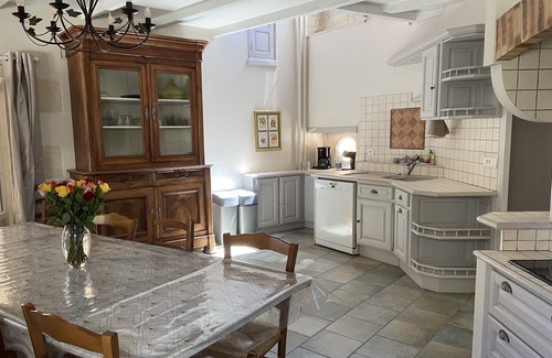 Arcais Casa | Antigua casa maraîchine con piscina climatizada y pista de tenis.