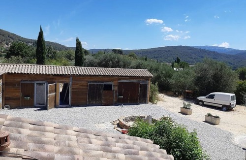 Saint-Zacharie Apartamento | Former stables converted into 29M2 studios with terrace, shared garden, .