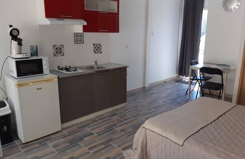Saint-Zacharie Apartamento | Former stables converted into 29M2 studios with terrace, shared garden, .