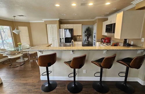 Green Valley North Casa | LUXURY HOUSE, 5 Bedroom, GIANT Pool, 1/4 Acre, 65-85" TV, 500mbpWIFI