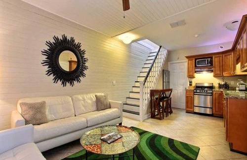 Savannah Victorian District Casa | Forsyth Park West Carriage House