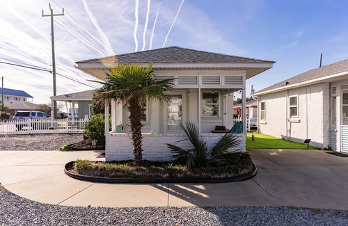 Kure Beach Cabaña | Fort Fisher Flat~ Cottages @ Kure~ Beach, Fishing, Pool, Walk to Pier