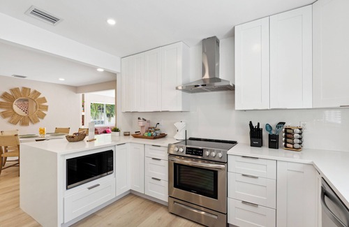 Croissant Park Casa | Fort Lauderdale Home: Pool, Putting Green, Arcade, by Downtown and Beach