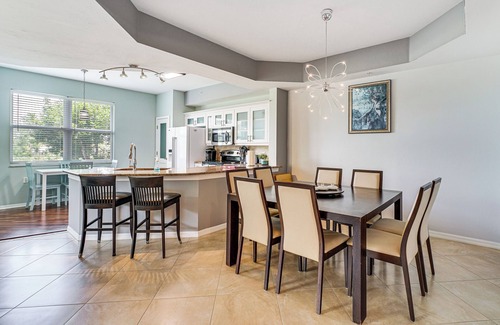 Biggar Condominio | Fort Myers Condo in Gated Country Club w/ Pool!