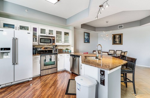 Biggar Condominio | Fort Myers Condo in Gated Country Club w/ Pool!