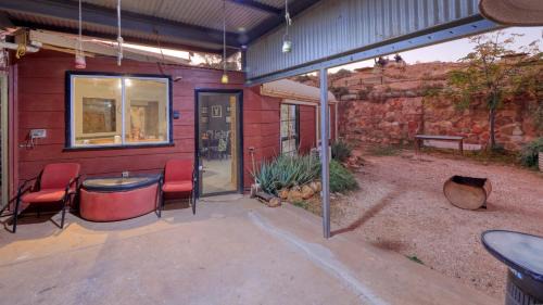 White Cliffs Casa | Fossickers Den Dugout Accommodation