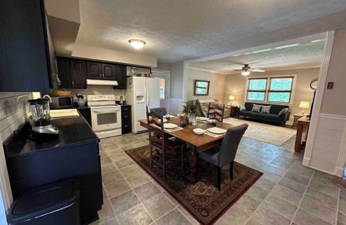 Cane Valley Casa | Foster Lodge at Green River Lake- Pet Friendly & NO Cleaning Fees!