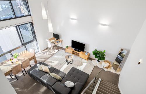 Melbourne Central Business District Apartamento | Foundry Top Floor 2BR Loft Parking & Workspace
