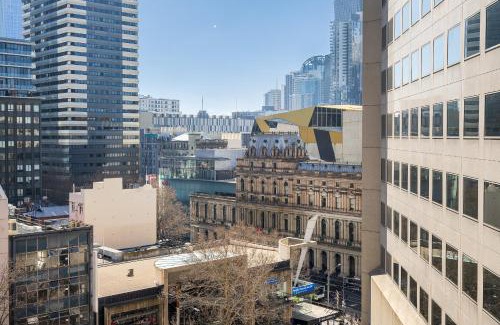 Melbourne Central Business District Apartamento | Foundry Top Floor 2BR Loft Parking & Workspace