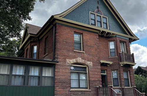 Albert Lea Casa | Fountain Lake Victorian-Spacious 6 bedroom home on the lake in lovely Albert Lea