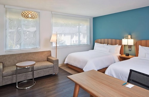 Williamsburg Hotel | Four Amazing Accommodations Near Orlando Theme Parks | Pool + Pets Allowed