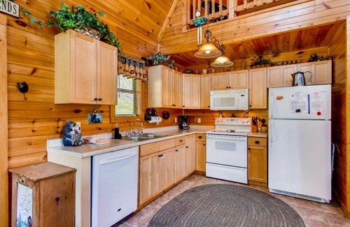 Gatlinburg - Pigeon Forge Casa | Four Bears Barn Cabin