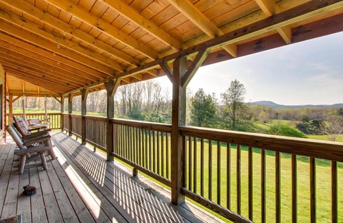 Gatlinburg - Pigeon Forge Casa | Four Bears Barn Cabin