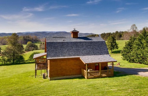 Gatlinburg - Pigeon Forge Casa | Four Bears Barn Cabin