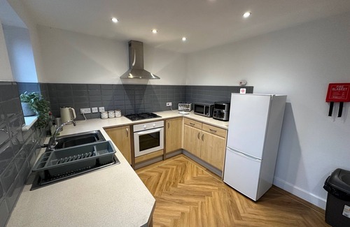 Hull Casa | Four bed free parking contractor house