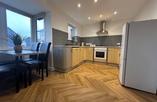 Hull Casa | Four bed free parking contractor house