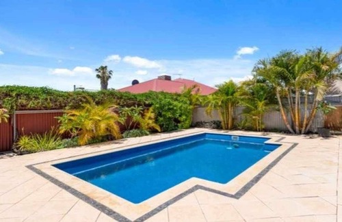 Somerville Casa | Four bedroom family home with pool