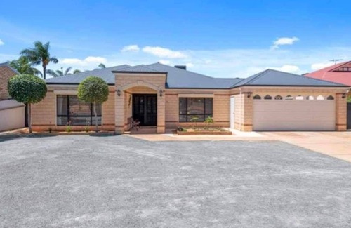 Somerville Casa | Four bedroom family home with pool