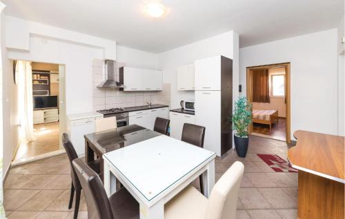 Slatine Casa | Four-Bedroom Holiday Home In Slatine