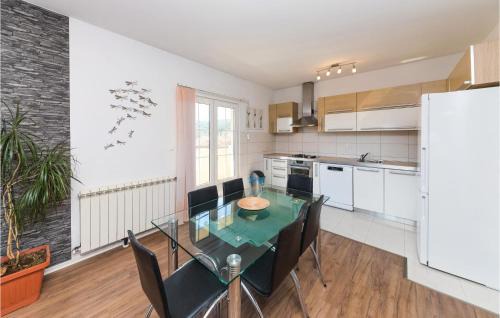 Slatine Casa | Four-Bedroom Holiday Home In Slatine