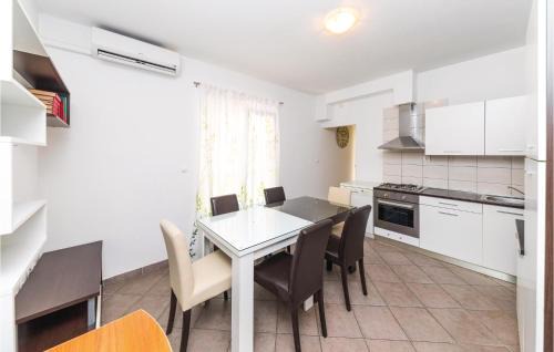 Slatine Casa | Four-Bedroom Holiday Home In Slatine