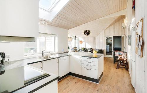 Saksild Strand Casa | Four-Bedroom Holiday Home In Odder