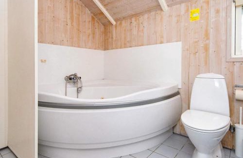 Ronde Casa | Four-Bedroom Holiday home in Rønde 1