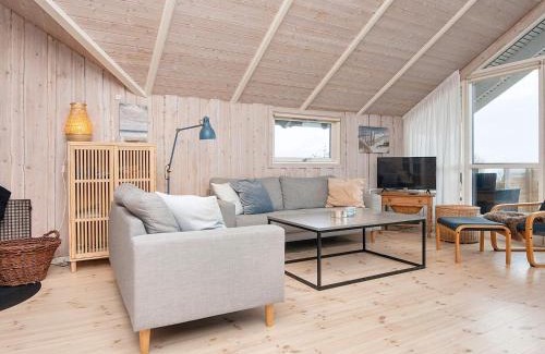 Ronde Casa | Four-Bedroom Holiday home in Rønde 1