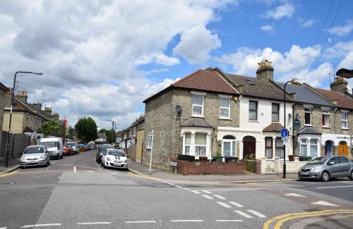 Waltham Forest Casa | Four Bedroom House Chandos Road