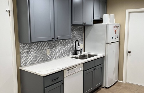 Elmaton Casa | Four bedroom river house located minutes away from Matagorda, TX and the beach.