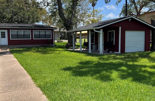 Elmaton Casa | Four bedroom river house located minutes away from Matagorda, TX and the beach.