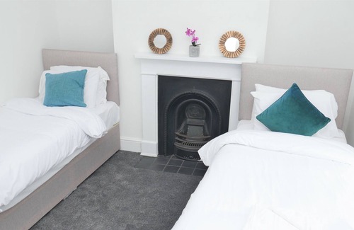 Northampton Casa | Four bedroom sleeps 8, three story house