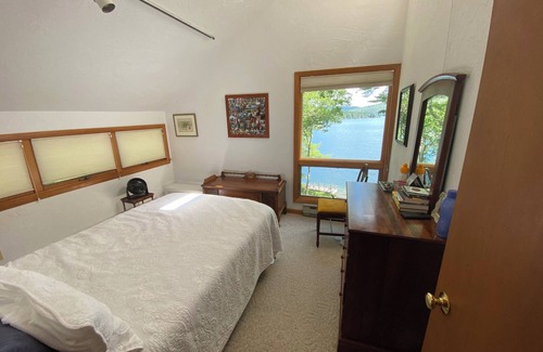 New Durham Casa | Four bedrooms, spacious contemporary waterfront home on Merrymeeting Lake.
