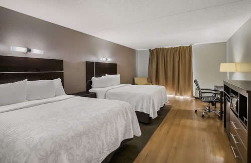 Ashley Oaks Hotel | Four Convenient Rooms w/ Access to Interstate 40 | Complimentary Breakfast