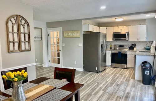 Greensboro Apartamento | Four Farms · Specious 3 bedroom home with vibrant outdoor