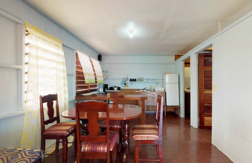 Placencia Cabina | Grupo de 4 cabañas renovadas cerca de la playa w / screened porches y hamacas