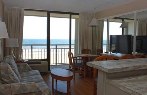 Northeast Virginia Beach Complejo | Four Sails Resort Oceanfront condo with 2 Oceanfront Balconies