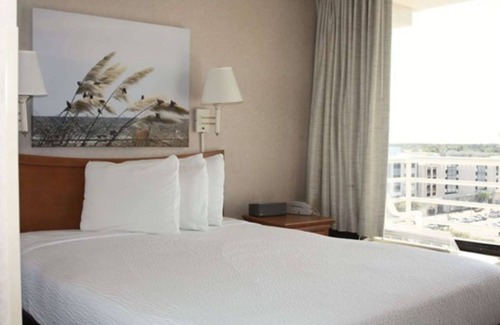 Northeast Virginia Beach Complejo | Four Sails Resort Oceanfront condo with Oceanfront & City View Balconies