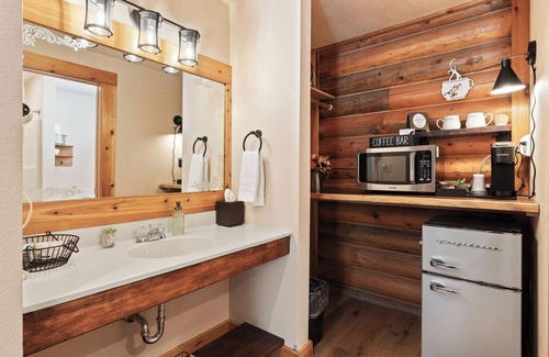 Duck Creek Village Hotel | Four Seasons King Suite Duck Creek Zion/Bryce